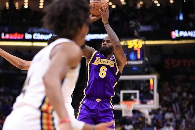 趣体育APP-再遇里程悲！詹姆斯空砍39分湖人附加赛席位不保