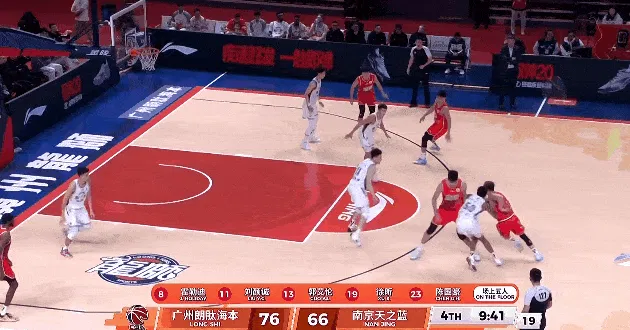 趣体育官网-郭艾伦突破对抗打板命中打成2+1，目前5中2得到5分2篮板2助攻