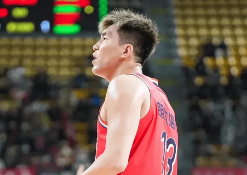 趣体育平台-米切尔：对于郭艾伦上场我们要耐心些，最近几场有时间限制